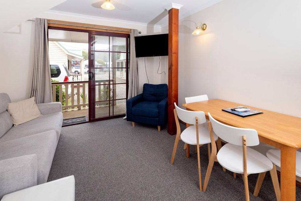 Kitty'S Cottages - Managed By Big4 Strahan Holiday Retreat 外观 照片